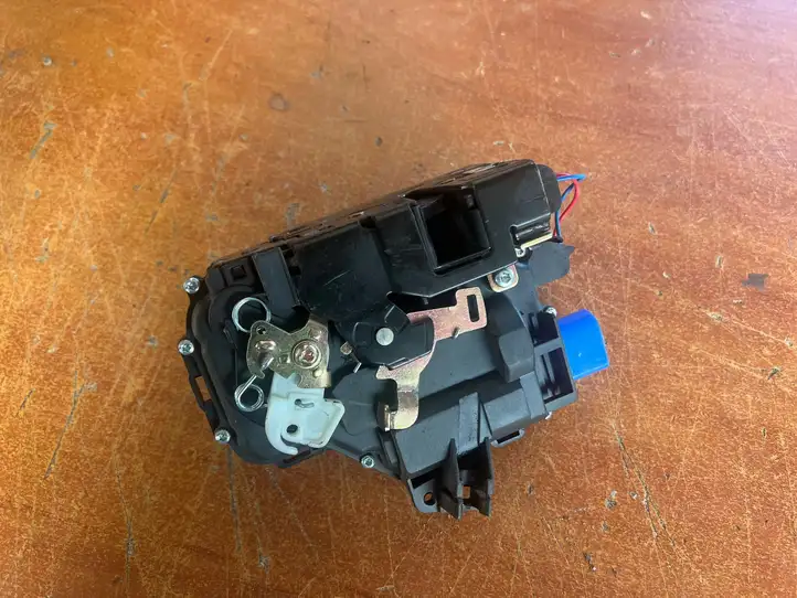 Skoda Praktik 5J8 (2007 - 2014)  3B1837016CE Замок передней двери