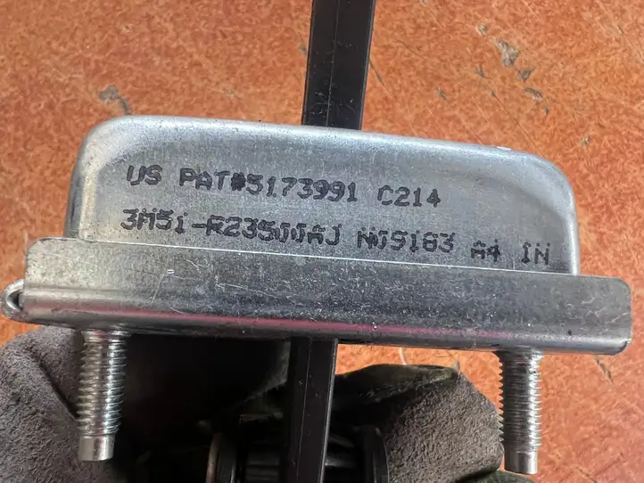 Ford Focus (2008 - 2011) 3M51R23500AJ Ограничитель задней двери — фото 2