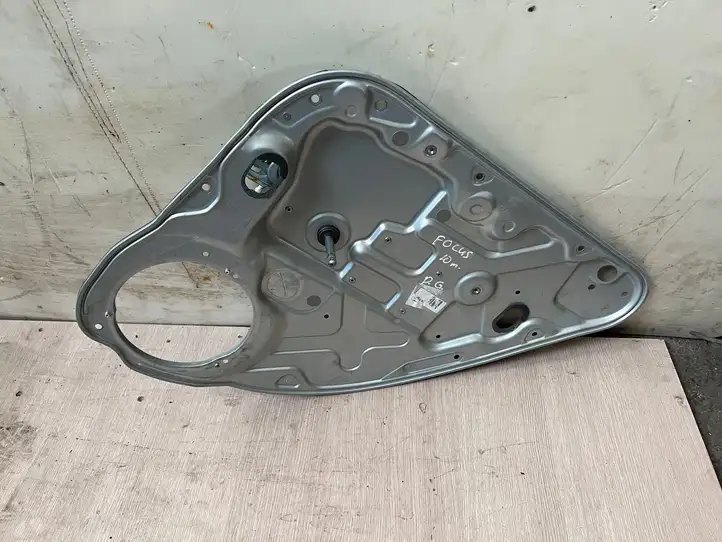 Ford Focus (2008 - 2011) 1M51A045H22B Механический стеклоподъемник задней двери — фото 1