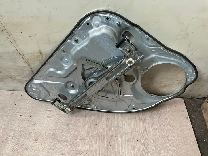 Ford Focus (2008 - 2011) 1M51A045H22B Механический стеклоподъемник задней двери — фото 3