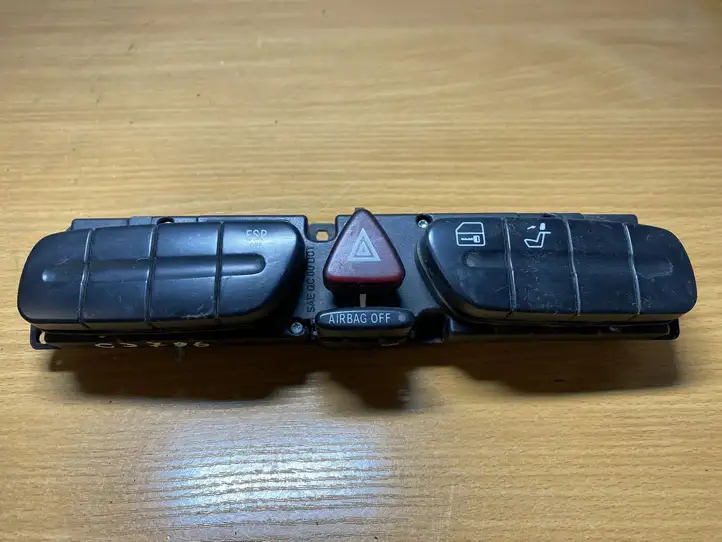 Mercedes-Benz C W203 (2000 - 2007) A2038214658 Кнопка фаркопа в багажнике — фото 1