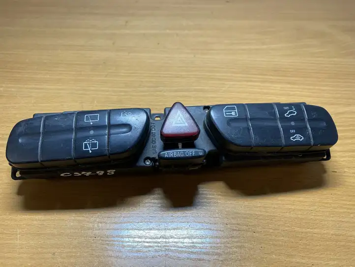 Mercedes-Benz C W203 (2000 - 2007) 2038219058 Кнопка фаркопа в багажнике — фото 1