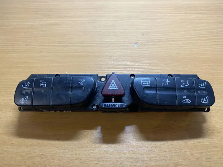 Mercedes-Benz C W203 (2000 - 2007) 2038216758 Кнопка фаркопа в багажнике — фото 1