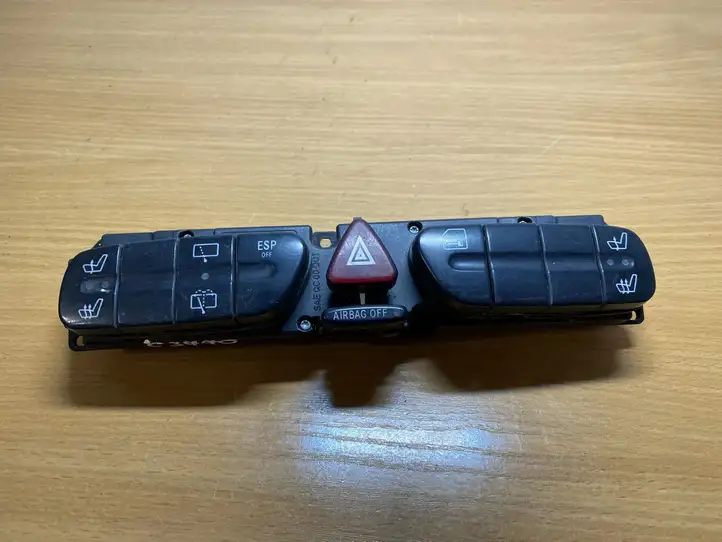 Mercedes-Benz C W203 (2000 - 2007) 2038210951 Кнопка фаркопа в багажнике — фото 1