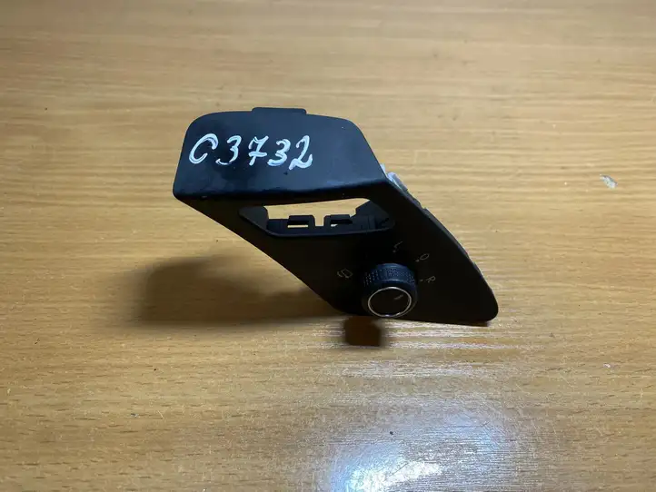 Volkswagen Golf VII (2013 - 2019) 5G0959565 Кнопка фаркопа в багажнике — фото 1