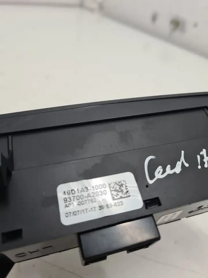 Kia Ceed (2015 - 2018) 49D1A31410 Включатель обогрева — фото 3