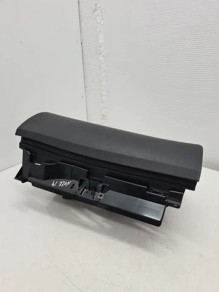 Nissan Note (E12) (2014 - 2018) 685603VV0A Вещевой ящик — фото 1