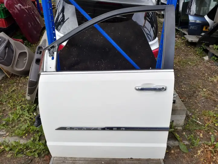 Chrysler Town and Country (2010 - 2016)   Дверь