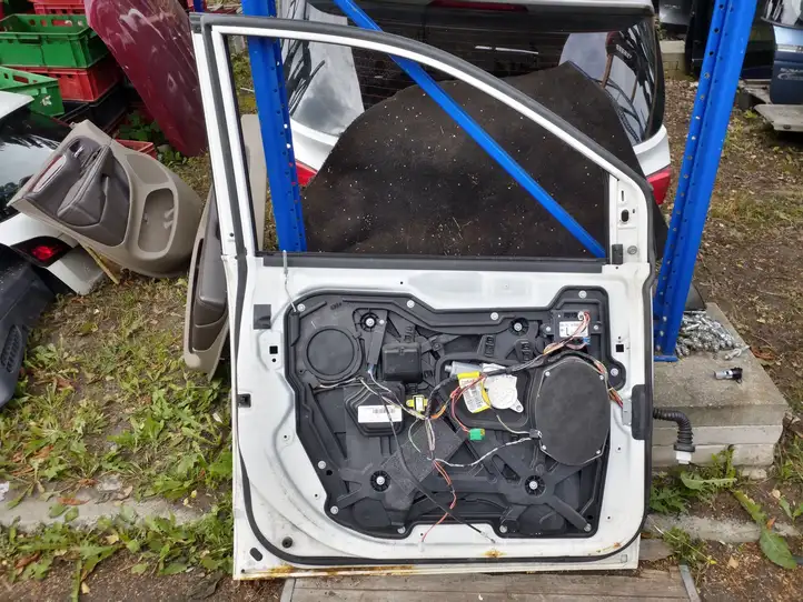 Chrysler Town and Country (2010 - 2016)   Дверь