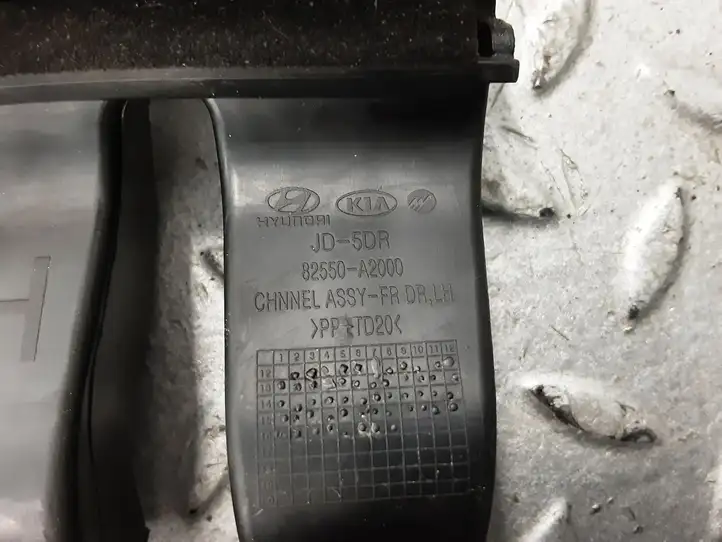 Kia Ceed (2015 - 2018) 82550A2000 Направляющая стекла передней двери — фото 4