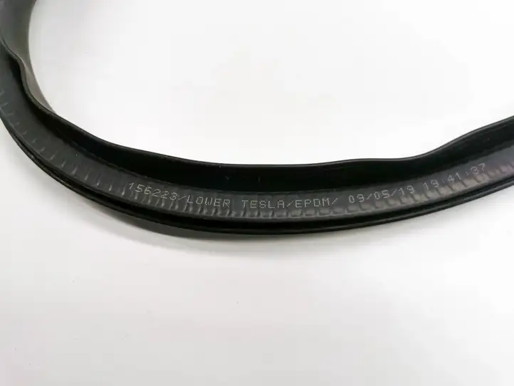 Tesla Model 3 (2017 - 2023) Уплотнитель кузова — фото 3