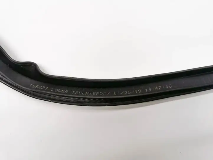 Tesla Model 3 (2017 - 2023) Уплотнитель кузова — фото 4