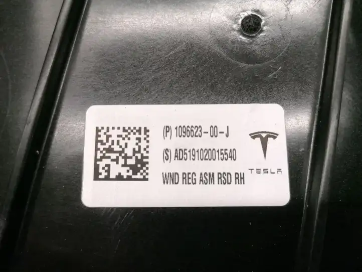 Tesla Model 3 (2017 - 2023) 1096623-00-J Стеклоподъемник задней двери без мотора — фото 2