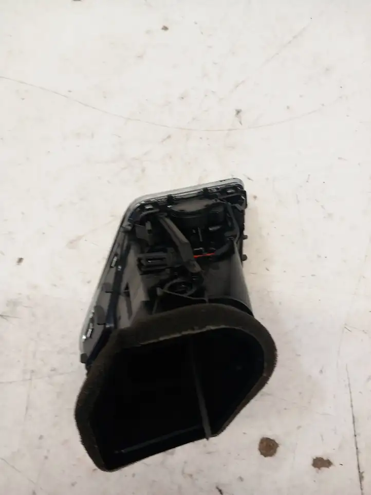 Audi A4 S4 B8 8K (2007 - 2011) 8T1820902C Боковой воздушный дефлектор — фото 2