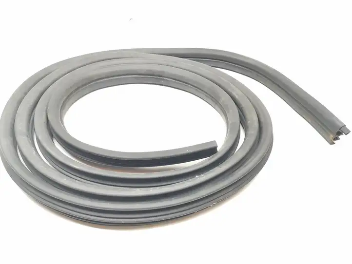 Renault Trafic III (X82) (2014 - )   Уплотнительная резина передней двери (на кузове)