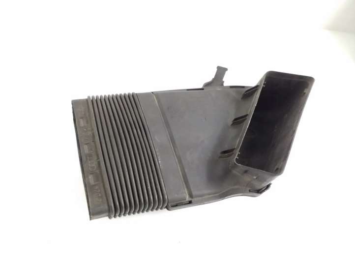 8E0129617D Audi A4 S4 B6 8E 8H Oro paėmimo kanalo detalė (-ės)