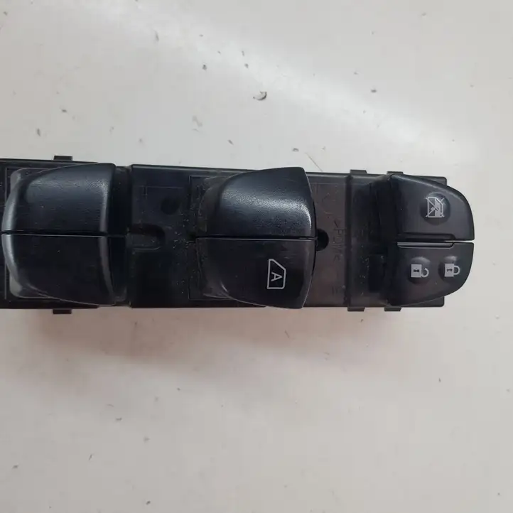 Nissan Juke I F15 (2010 - 2018) 254011KK0B Блок кнопок стеклоподъемников — фото 1