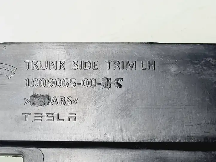 Tesla Model S (2016 - 2021) 100906500C Прочая отделка багажника — фото 3