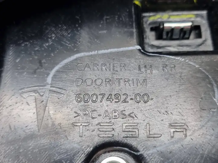 Tesla Model S (2016 - 2021) 600749200 Обшивка задней двери — фото 4