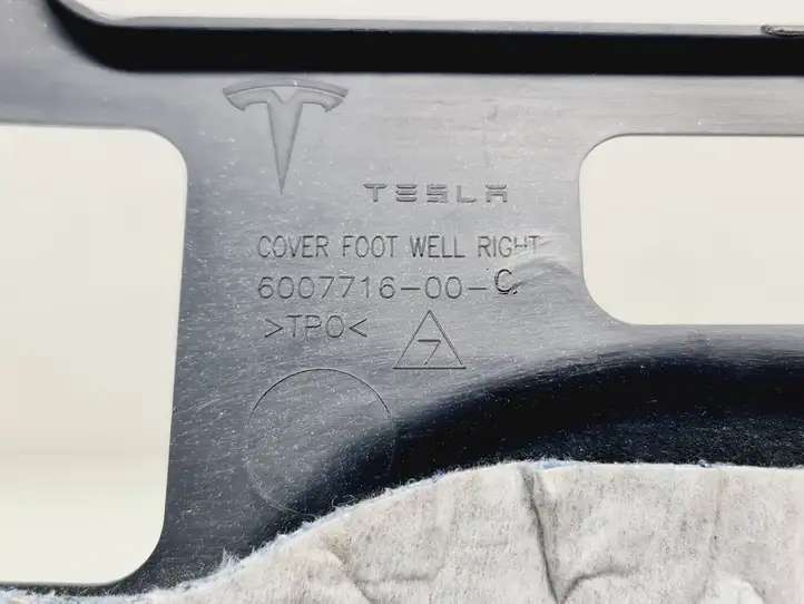Tesla Model S (2016 - 2021) 600771600C Нижняя отделка панели приборов — фото 3