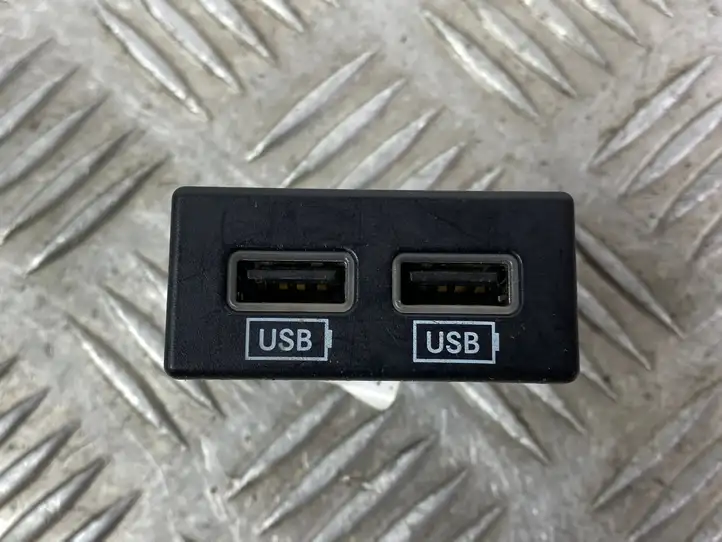 Dodge Durango (2013 - )  61571C3467 Разъем USB