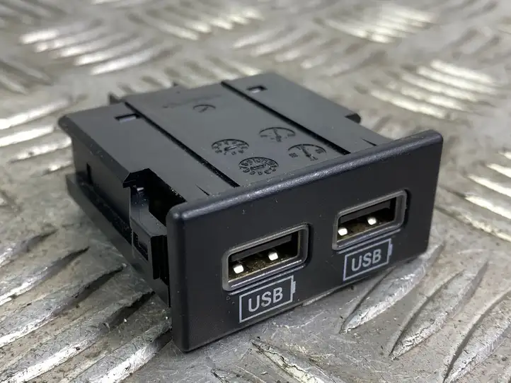 Dodge Durango (2013 - )  61571C3467 Разъем USB