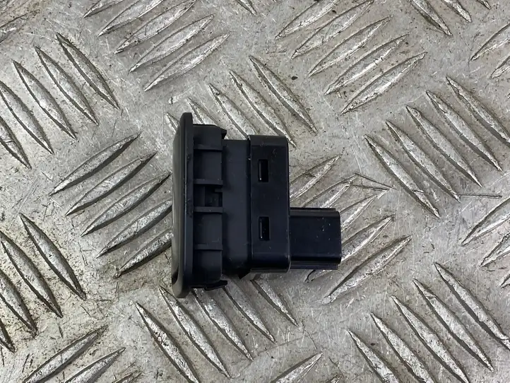 Hyundai Santa Fe (2018 - 2020)  120030346 Кнопка закрывания багажника