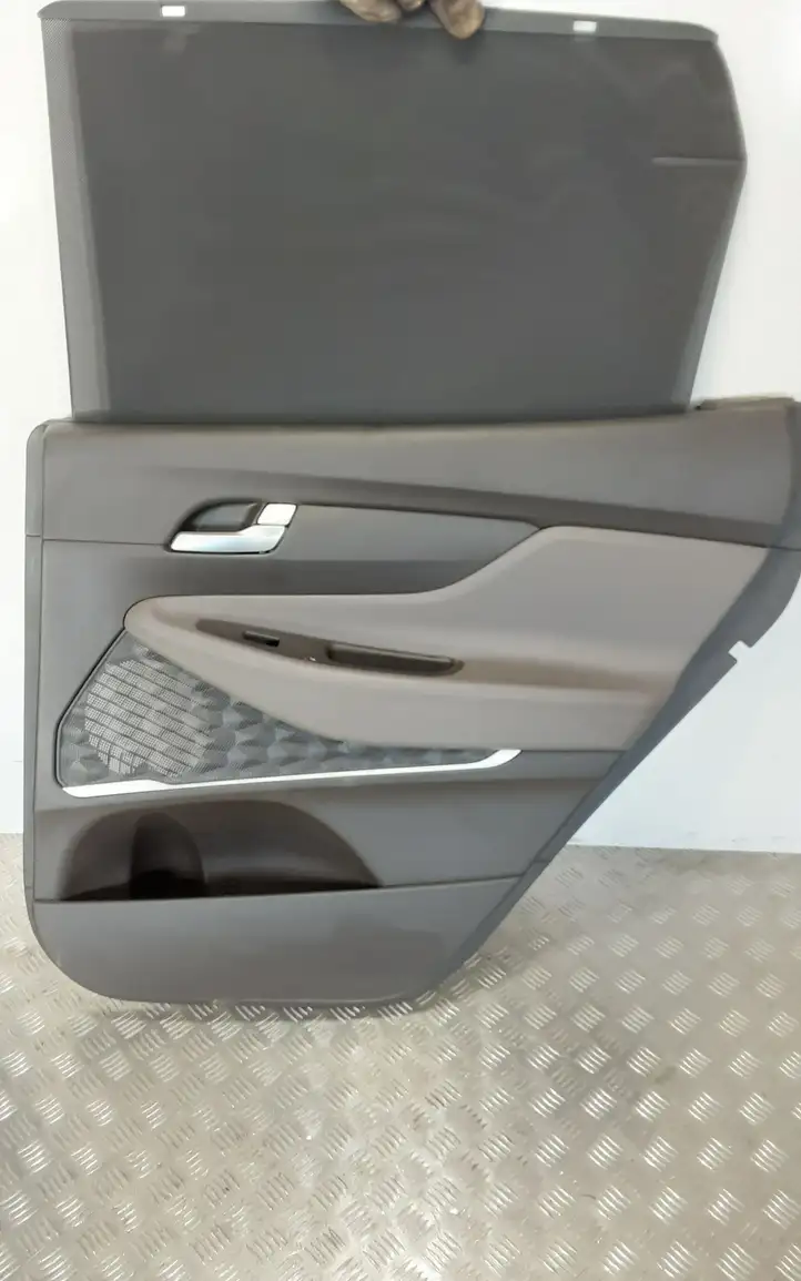 Hyundai Santa Fe (2018 - 2020) Обшивка задней двери — фото 1