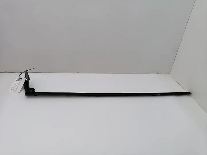 Mercedes-Benz CLK A208 (1997 - 2002)  A2087201624 Отделка стекла передней двери