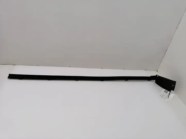 Mercedes-Benz CLK A208 (1997 - 2002)  A2087201624 Отделка стекла передней двери