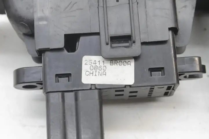 Nissan Qashqai (2010 - 2013) 25411BR00A Кнопка фаркопа в багажнике — фото 5