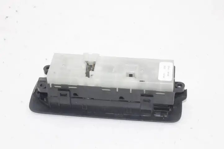 Nissan Qashqai (2010 - 2013) 25401BR00A Кнопка фаркопа в багажнике — фото 3