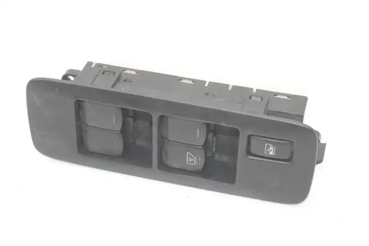Nissan Qashqai (2010 - 2013) 25401BR00A Кнопка фаркопа в багажнике — фото 4