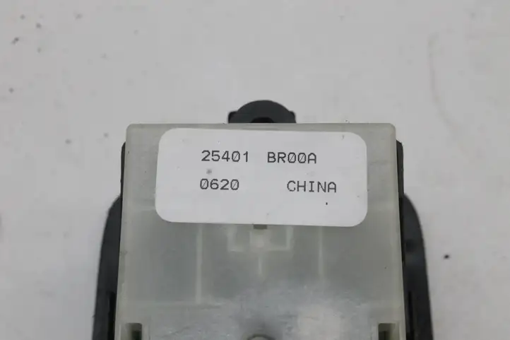 Nissan Qashqai (2010 - 2013) 25401BR00A Кнопка фаркопа в багажнике — фото 5