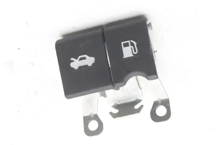 Nissan Qashqai (2010 - 2013) Кнопка фаркопа в багажнике — фото 1