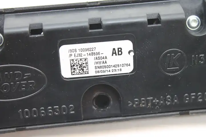 Land Rover Evoque I (2011 - 2015) EJ3214B596AB Кнопка фаркопа в багажнике — фото 6