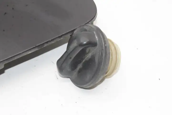 Nissan Qashqai (2010 - 2013)   Отделка у крышки топливного бака