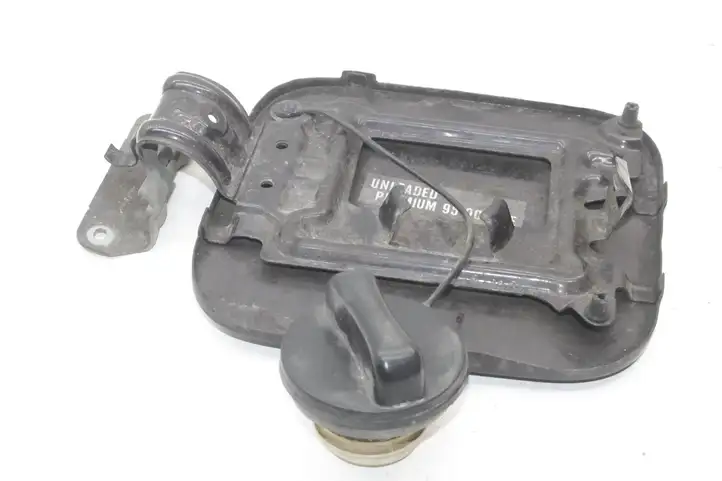 Nissan Qashqai (2010 - 2013)   Отделка у крышки топливного бака