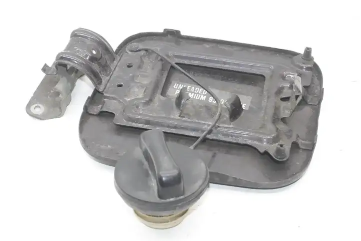 Nissan Qashqai (2010 - 2013)   Отделка у крышки топливного бака