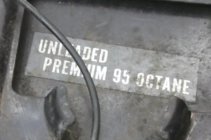 Nissan Qashqai (2010 - 2013)   Отделка у крышки топливного бака