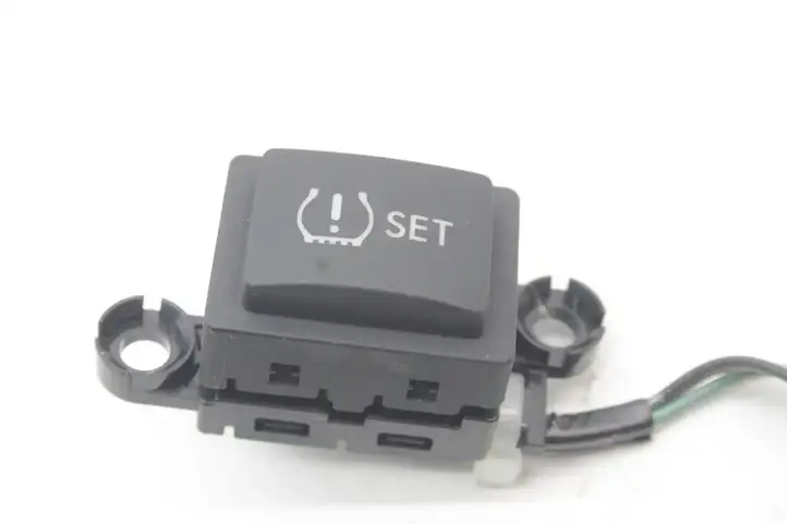 Subaru Forester SJ (2013 - 2018) 299116393 Кнопка фаркопа в багажнике — фото 1