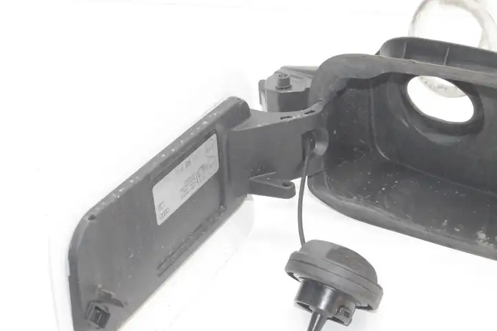 Audi A5 (2016 - )  8W7809906 Отделка у крышки топливного бака