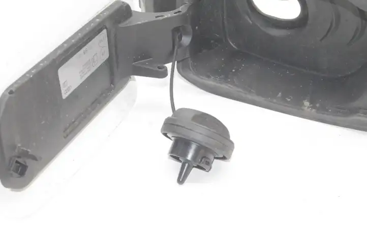 Audi A5 (2016 - )  8W7809906 Отделка у крышки топливного бака