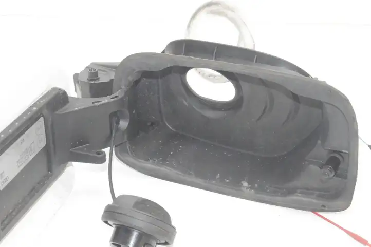 Audi A5 (2016 - )  8W7809906 Отделка у крышки топливного бака