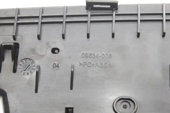 Audi A5 (2016 - )  09634006 Воздушная решётка окна