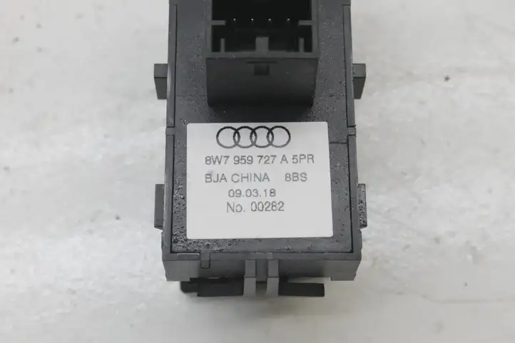 Audi A5 (2016 - ) 8W7959727A Кнопка фаркопа в багажнике — фото 5