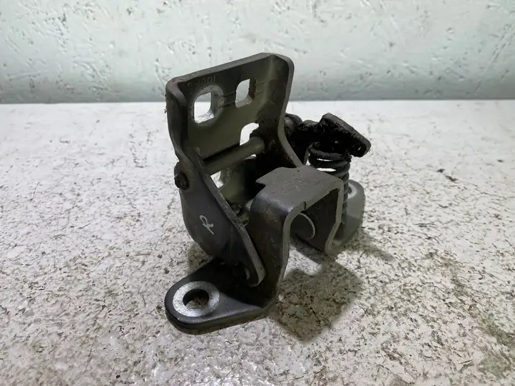 Dodge Challenger (2010 - 2014)   Нижняя петля передней двери