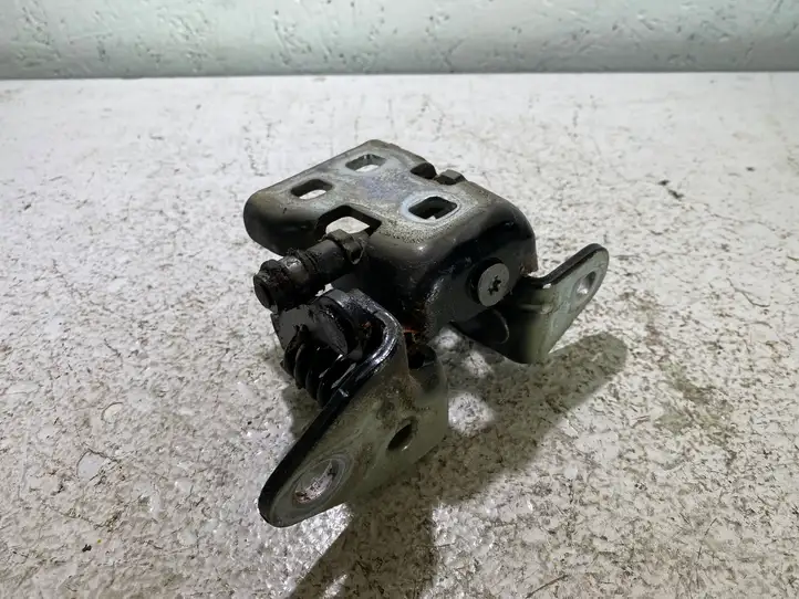 Dodge Challenger (2010 - 2014)   Нижняя петля передней двери