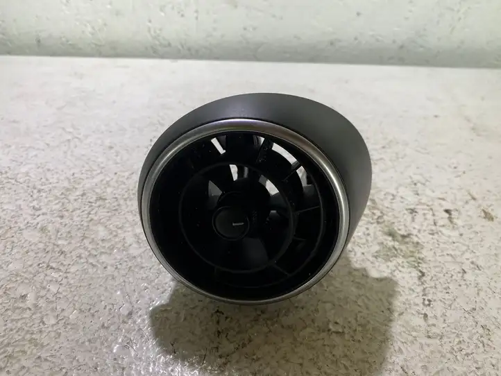 Audi A1 (2010 - 2014)  8X1820951 Центральный дефлектор