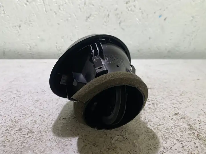 Audi A1 (2010 - 2014)  8X1820951 Центральный дефлектор